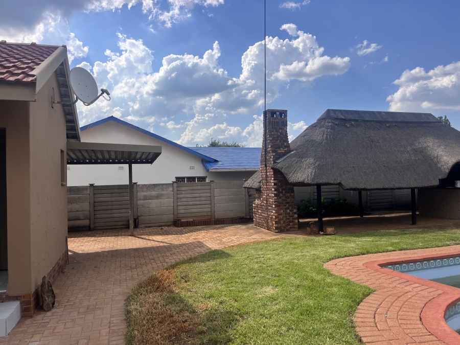 To Let 3 Bedroom Property for Rent in Flamwood North West